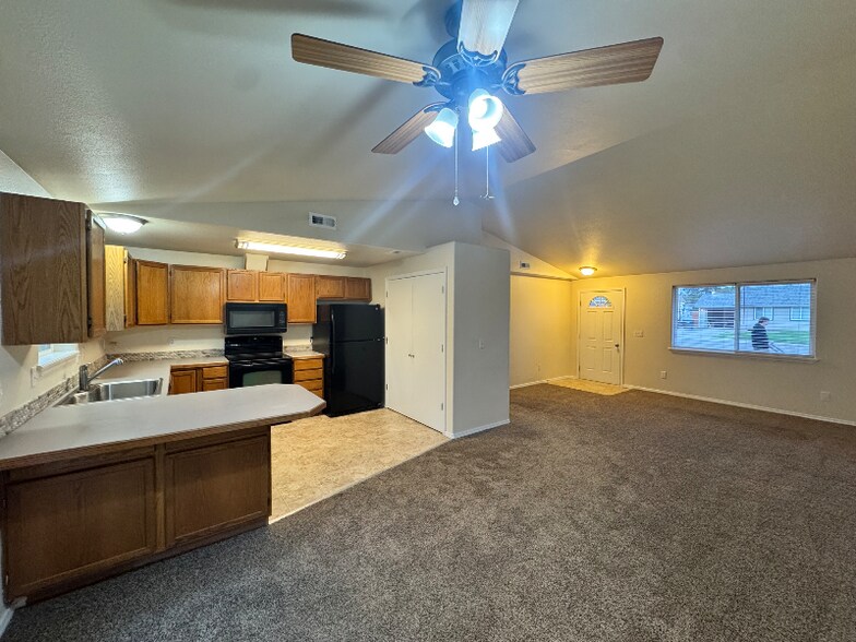 Building Photo - 3143 Lupine St