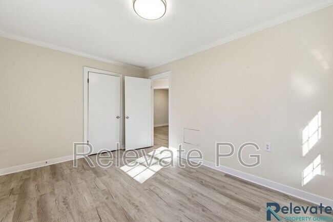 Building Photo - 6805 Lakeshore Dr