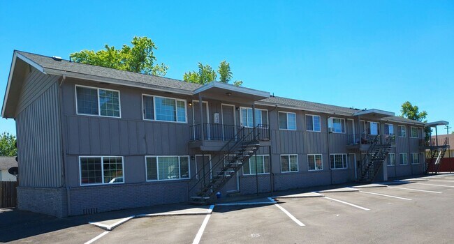 Building Photo - (964 - 01) 2 bedroom/1 Bath
