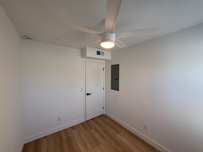 Building Photo - 4960 Rockford Dr