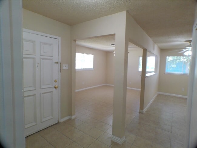 Building Photo - 1301 Glenmore Dr