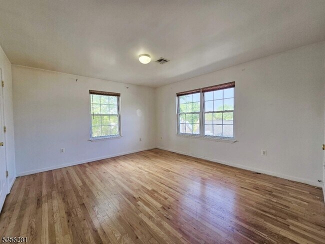 Building Photo - 1405 Mopsick Ave