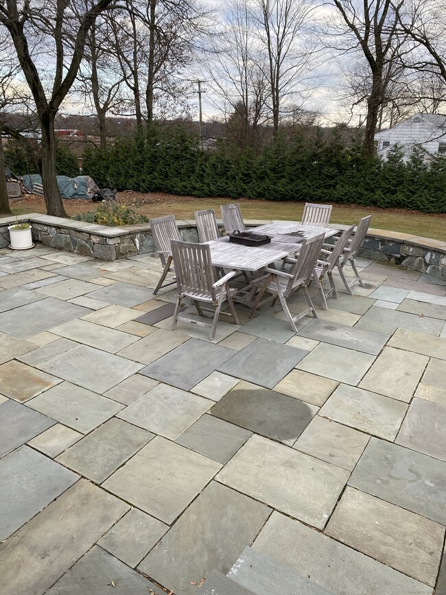 Building Photo - 5 Meadow Wood Rd