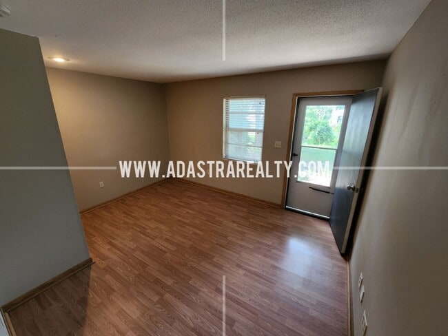 Building Photo - 212 Brookside Dr
