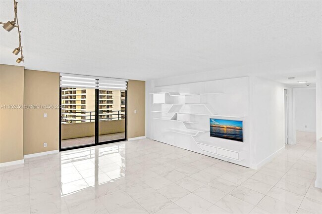 Building Photo - 2500 Parkview Dr