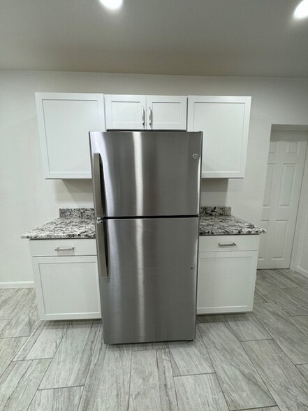 Building Photo - 1017 E West Cir Dr