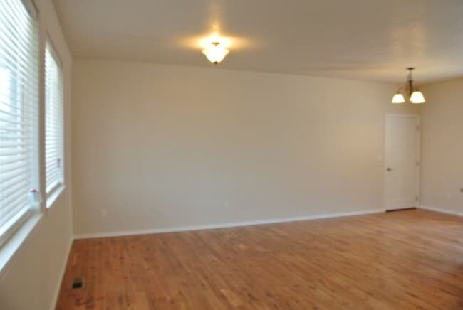 Building Photo - Spread Out and Live Large in this Luxuriou...