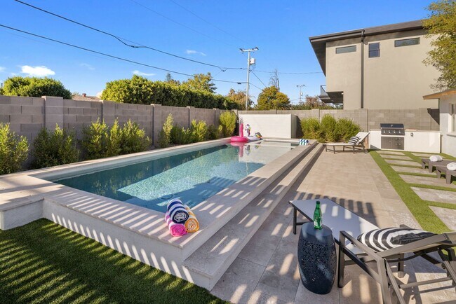 Building Photo - COMING SOON! Fully Furnished 3 Bedroom 3 Bathroom Home in Old Town Scottsdale