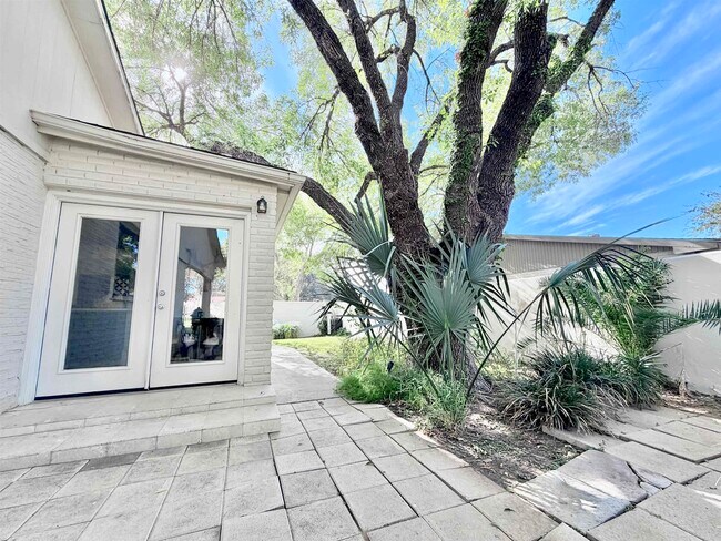 Building Photo - 205 McPherson Dr