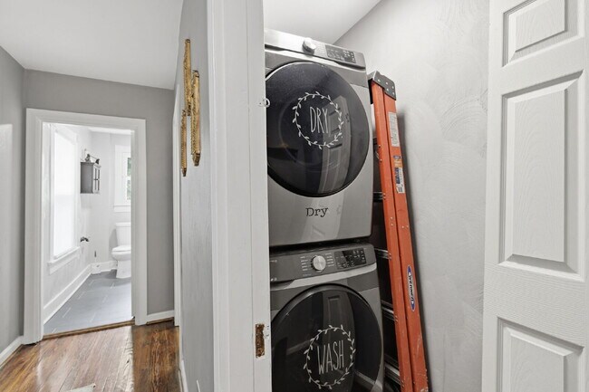Building Photo - Live Steps from the Heart of Olde Towne