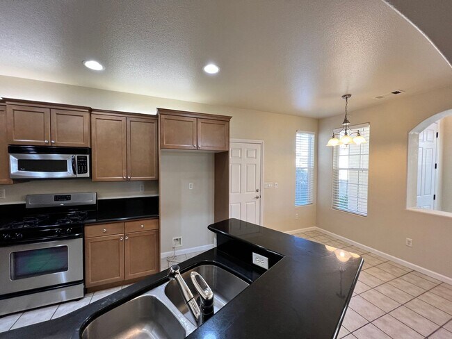 Building Photo - Beautiful 4 Bedroom Home in the Villas Gat...