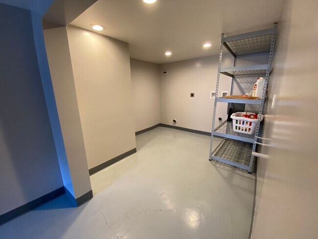 Building Photo - 3 Bed | 2 Bath | McKinley Park Area — $3,375/Month