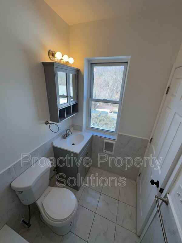 Building Photo - 730 N Main St