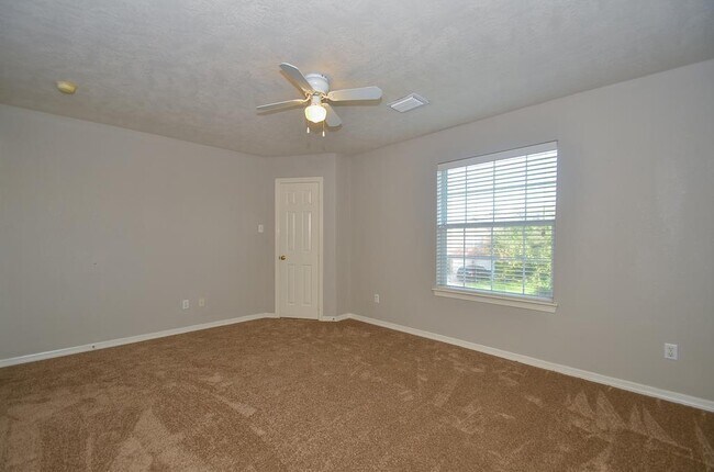 Building Photo - 5961 Whispering Lakes Dr