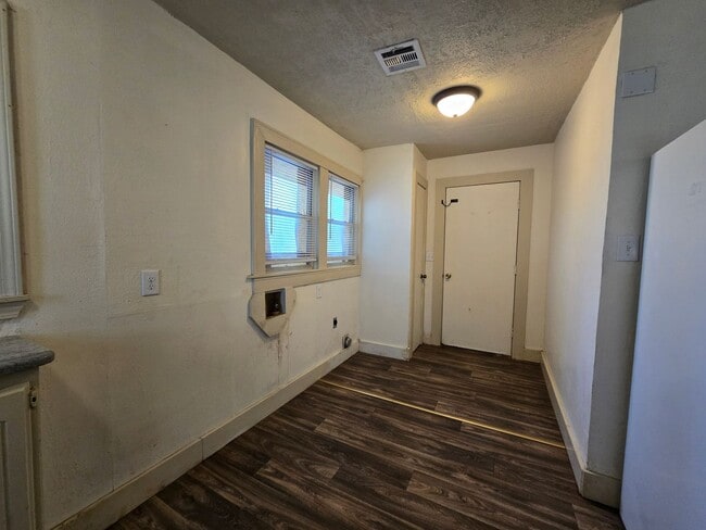 Building Photo - 617 N Bonita Ave