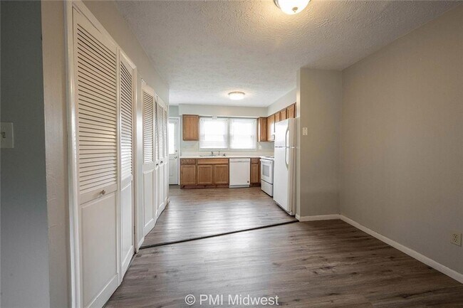 Building Photo - 207 W Green Meadows Dr