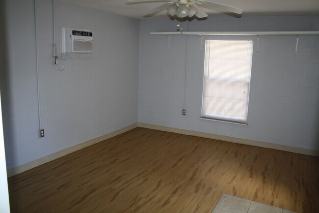 Building Photo - Very nice 4 bedroom 2 bath in beautiful se...