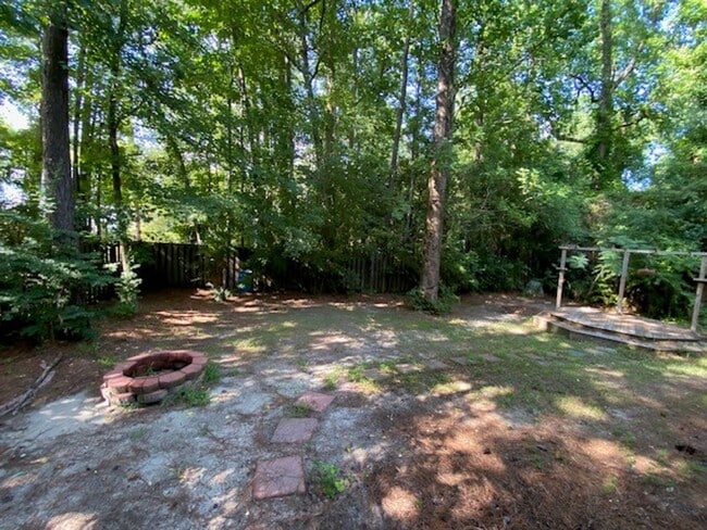 Building Photo - Welcome to this stunning 3-bedroom, 2-bath...