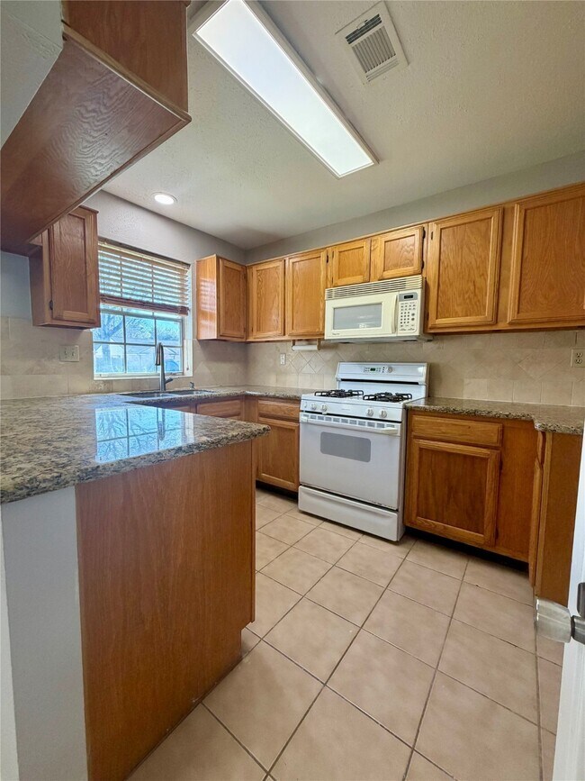 Building Photo - 2406 Lively Ln