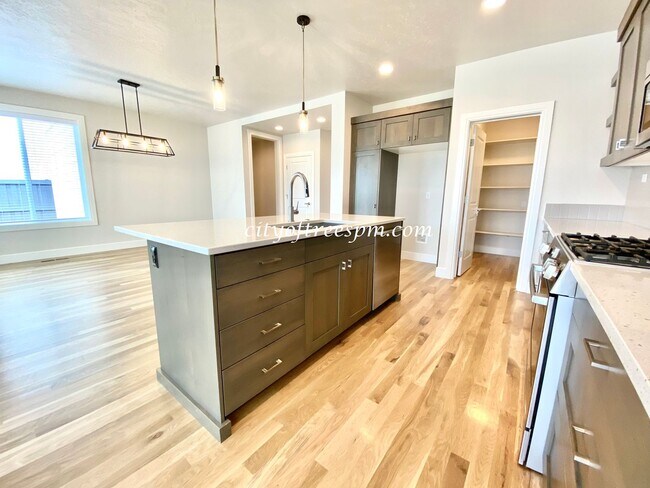 Building Photo - BEAUTIFUL 4 bed 2 1/2 Bath Located in Cent...
