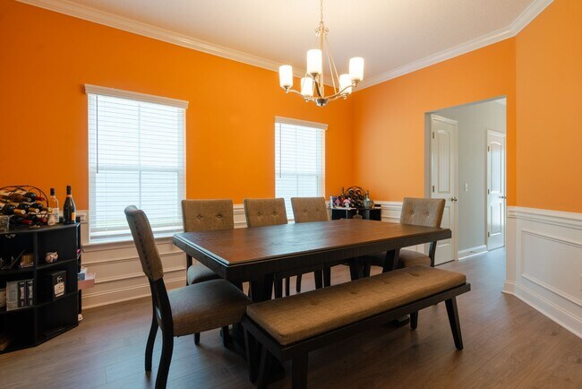 Building Photo - Spacious 4 Bed, 4 Bath Home in HOA Community