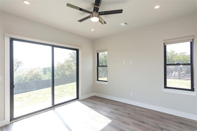 Building Photo - 2802 Lawrence Dr