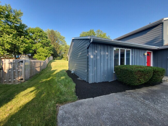 Building Photo - 275 Brad Dr