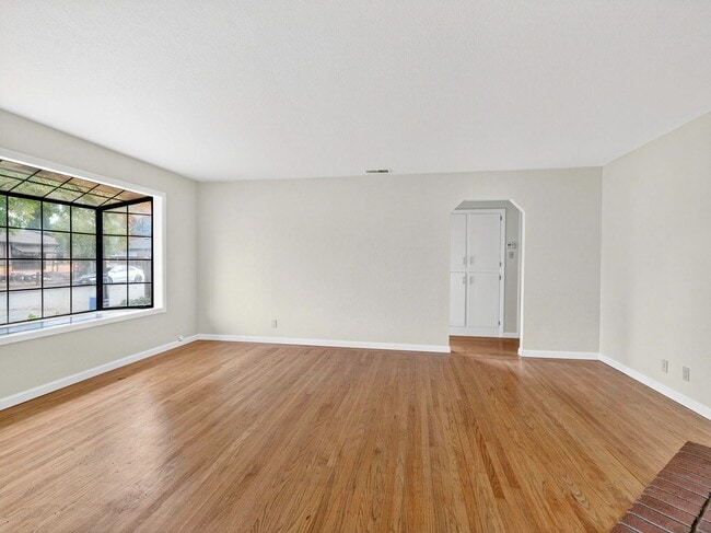 Building Photo - Single level home, convenient, charming neighborhood