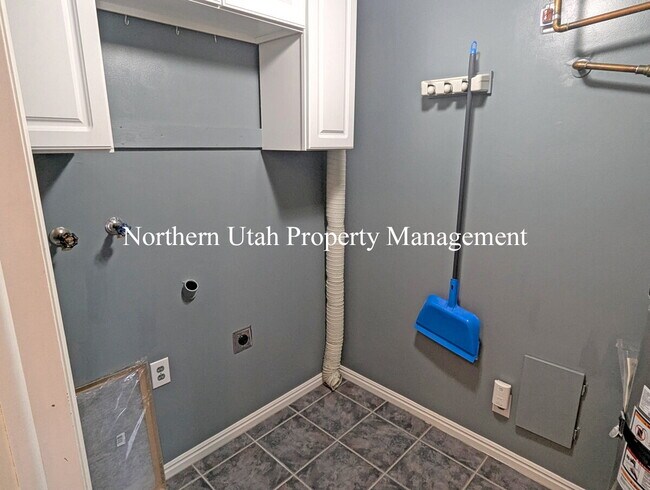 Building Photo - 2 Bed 1 Bath with AC