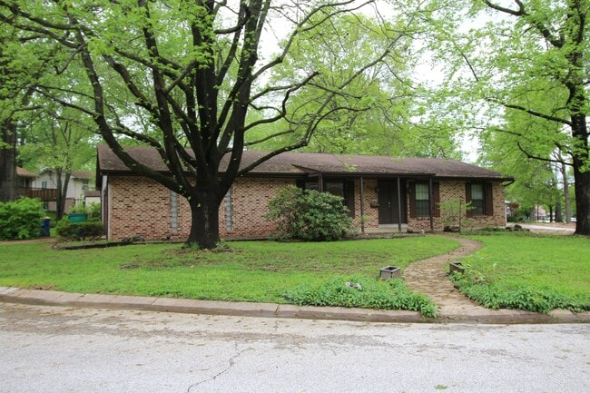 Building Photo - 133 Youngridge Dr