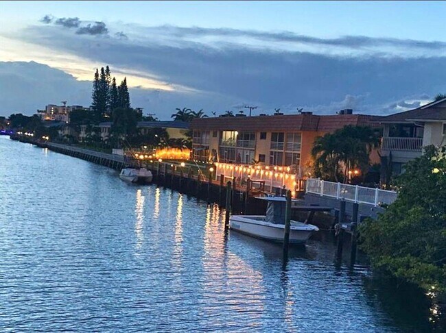 Building Photo - 1004 Pine Dr