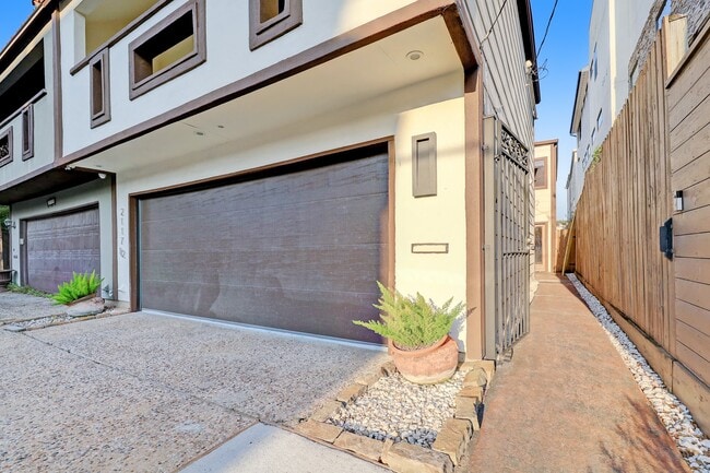 Building Photo - 2117 1/2 Hazard St