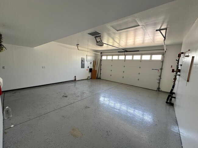Building Photo - Gorgeous 4 Bedroom 2.5-Bath House in Tigar...
