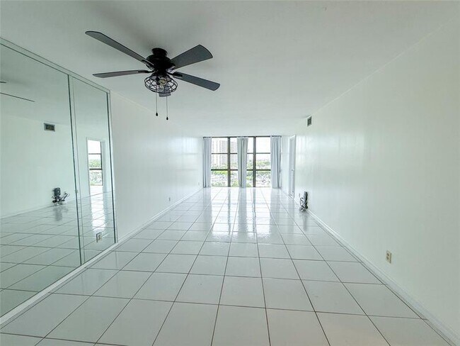Building Photo - 800 Parkview Dr