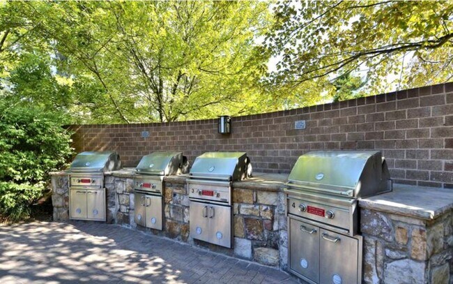 Building Photo - Spacious 2BD/1BA Condo with Glorious Views!