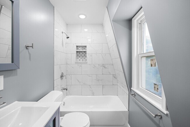 Building Photo - 376 Forrest St