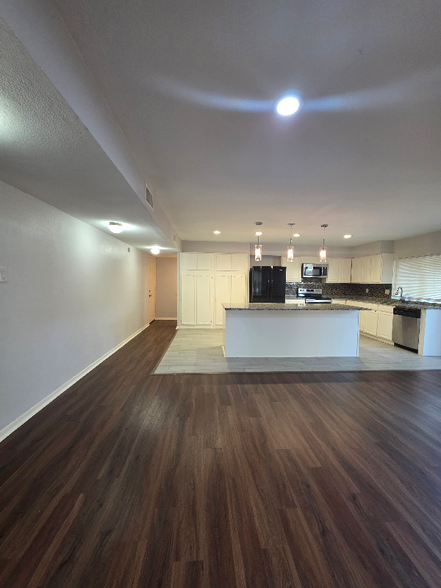 Building Photo - 2808 Charter Oak Dr