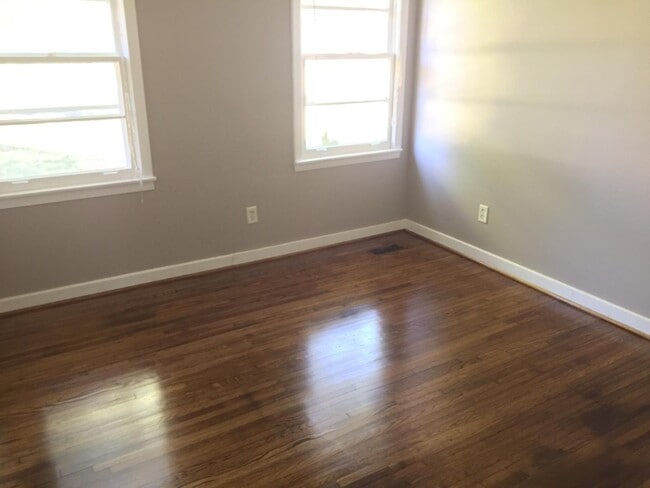 Building Photo - 897 Twin Lake Dr NE