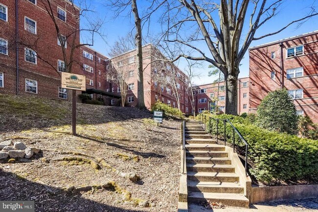 Building Photo - 1320 Fort Myer Dr