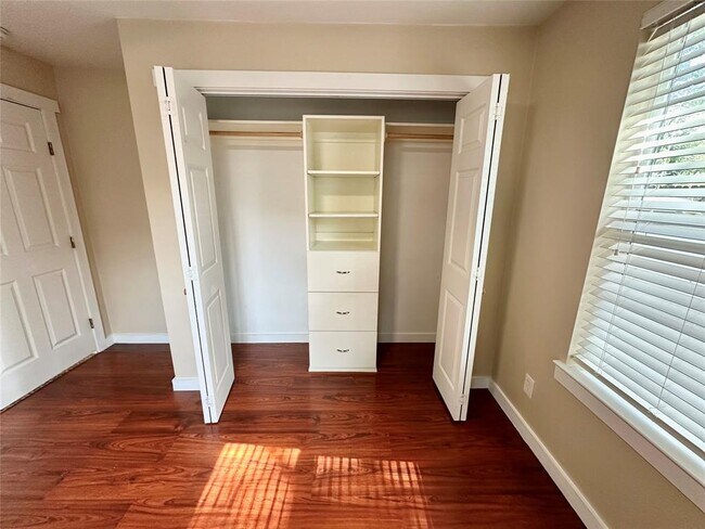 Building Photo - 2103 E 16th St