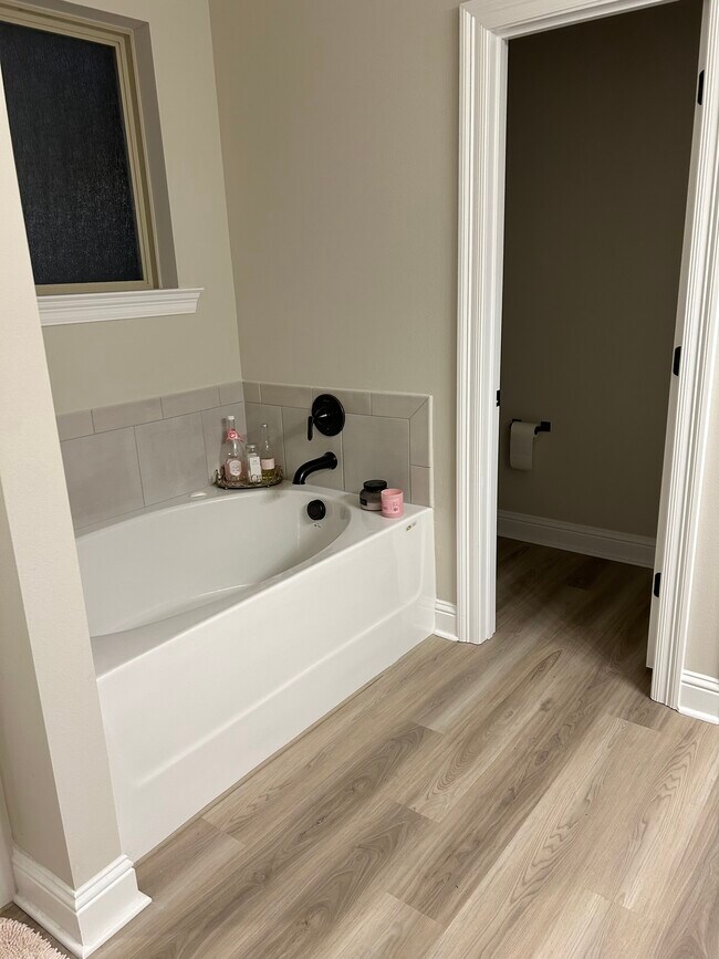 Master bathroom - 7157 Kenilworth Crossing Ave