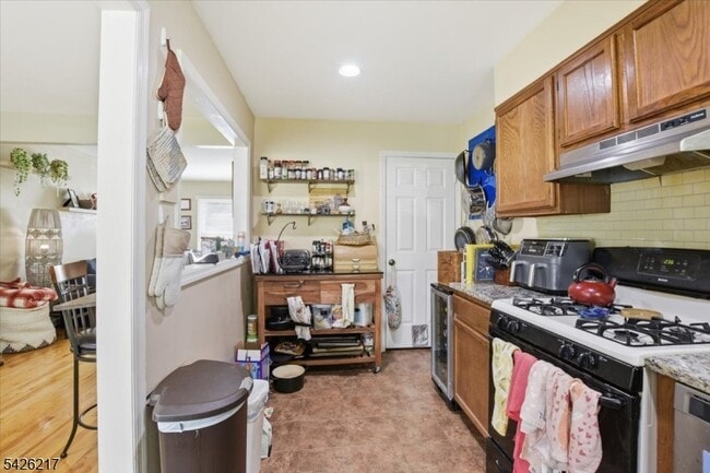 Building Photo - 23 Doremus St