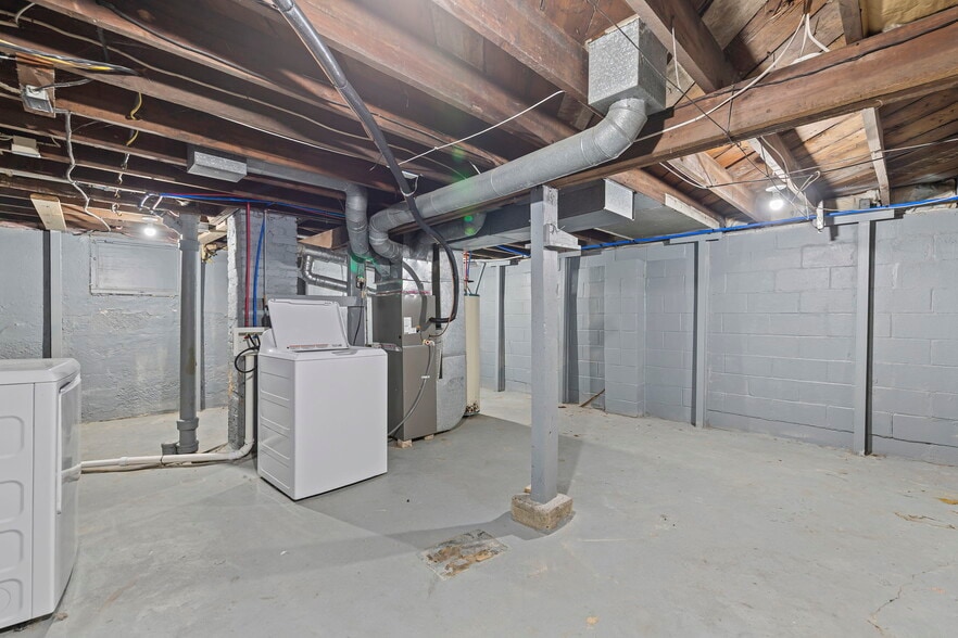 Building Photo - 810 W 77th St