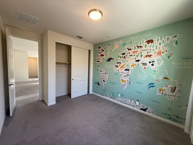 Building Photo - Spacious 3 bed 2.5 bath available in North...
