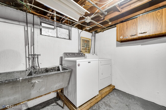Building Photo - 6661 Glenview Dr