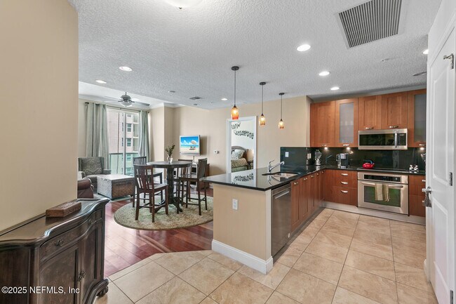 Building Photo - 1431 Riverplace Blvd