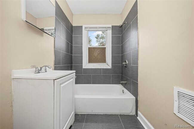 Building Photo - 16253 Strathmoor St