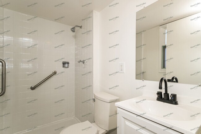 Building Photo - 747 Chevron Dr