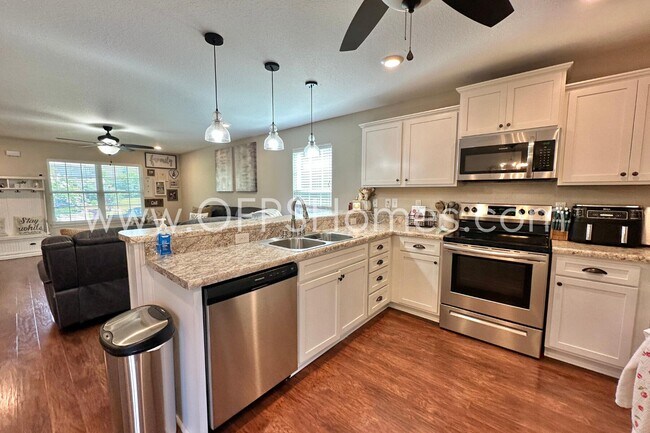 Building Photo - 454 Eisenhower Dr