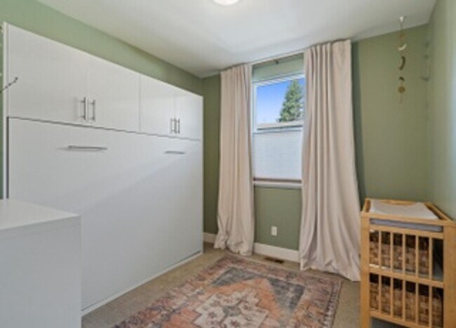 Building Photo - Beautiful Mid-Century Modern Home with lot...